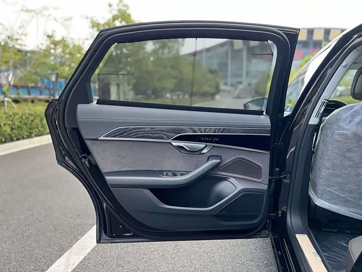 Фото 7 - Audi A8