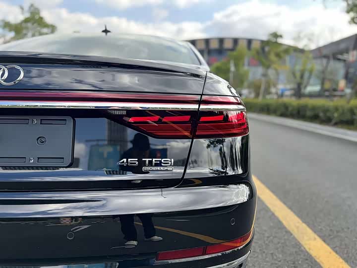 Фото 9 - Audi A8