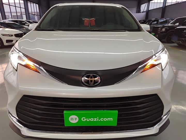 Фото 3 - Toyota Sienna