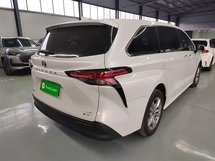 Фото 7 - Toyota Sienna