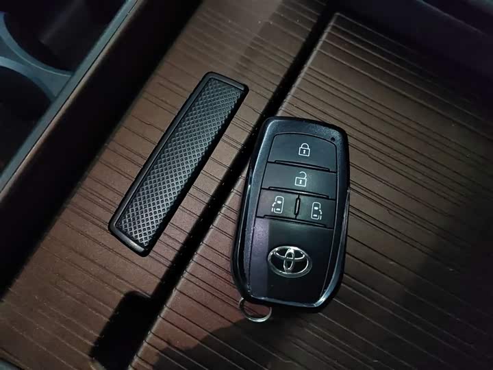 Фото 9 - Toyota Sienna