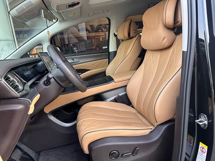 Фото 7 - Denza D9