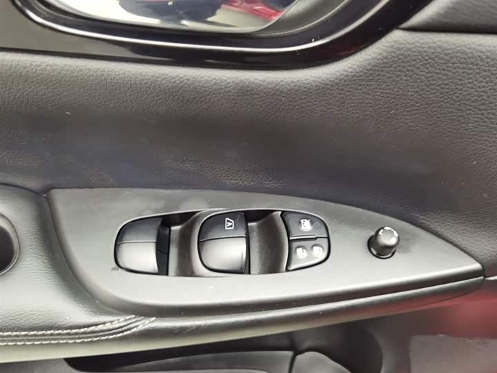 Фото 9 - Nissan Tiida