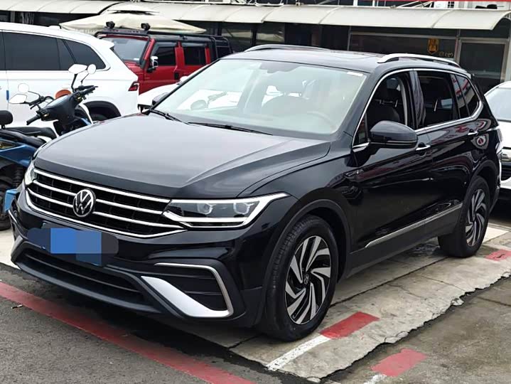 Фото 1 - Volkswagen Tiguan L Pro