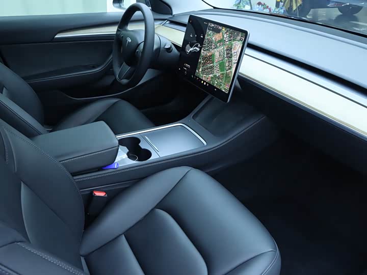 Фото 9 - Tesla Model 3