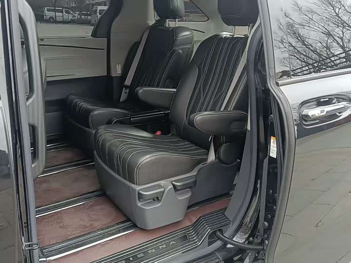 Фото 9 - Toyota Sienna