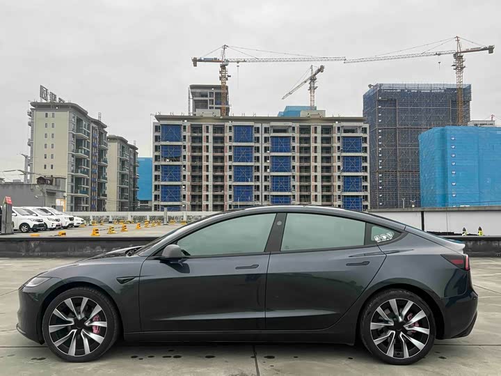 Фото 4 - Tesla Model 3