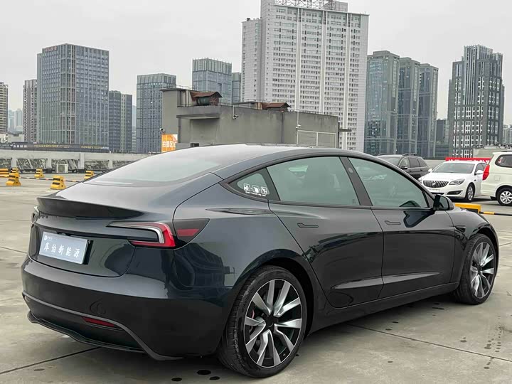 Фото 6 - Tesla Model 3