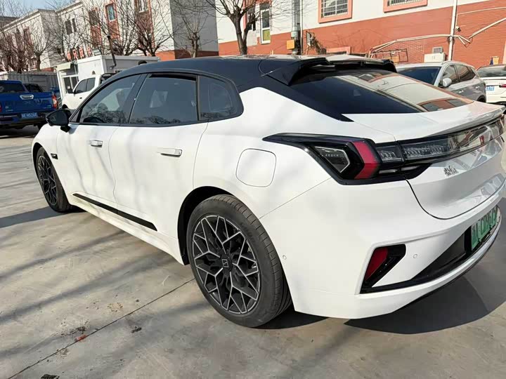 Фото 9 - Zeekr 001