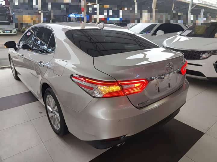 Фото 5 - Toyota Camry