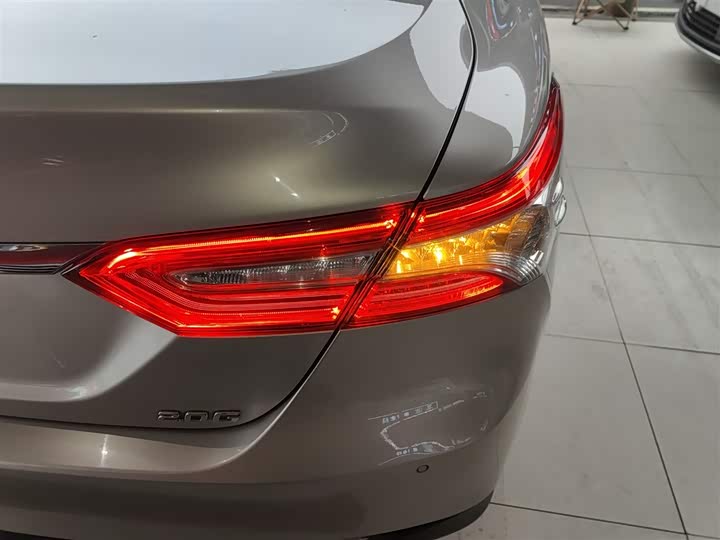 Фото 8 - Toyota Camry