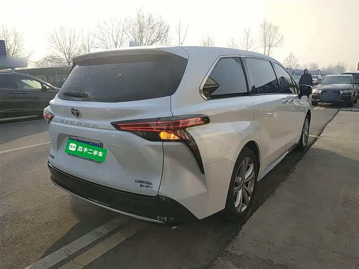 Фото 7 - Toyota Sienna