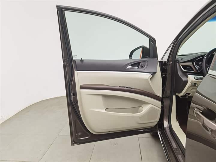 Фото 8 - Buick GL8 ES