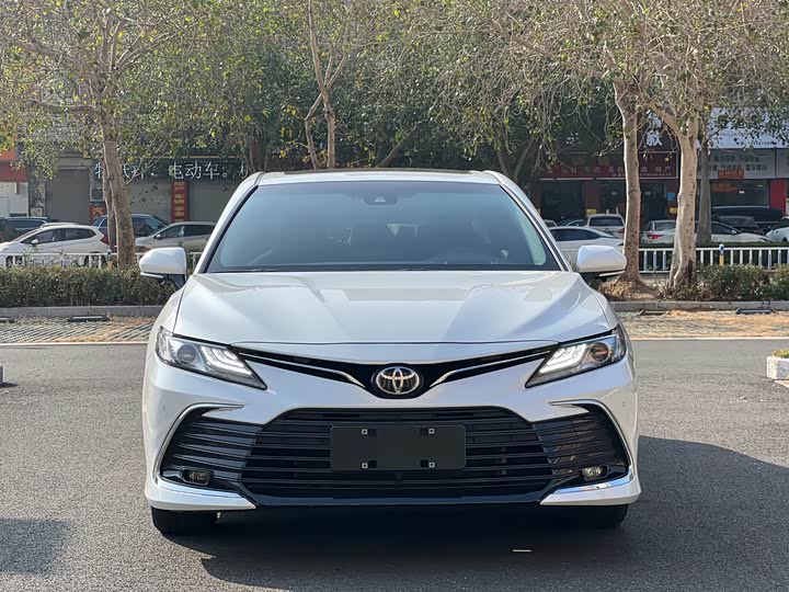 Фото 2 - Toyota Camry