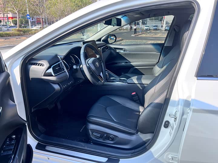 Фото 4 - Toyota Camry