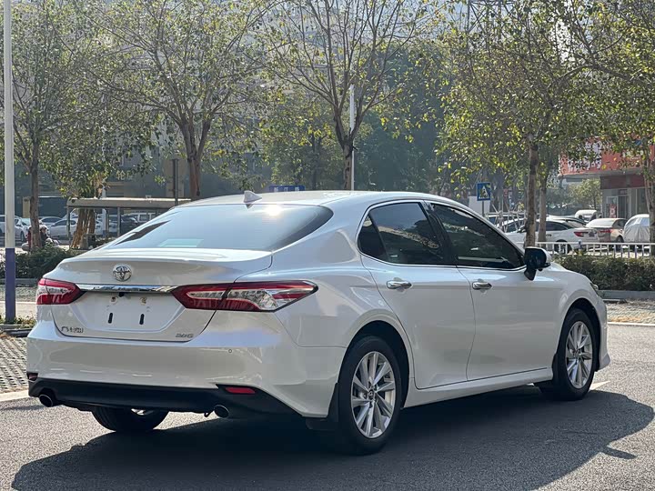 Фото 7 - Toyota Camry