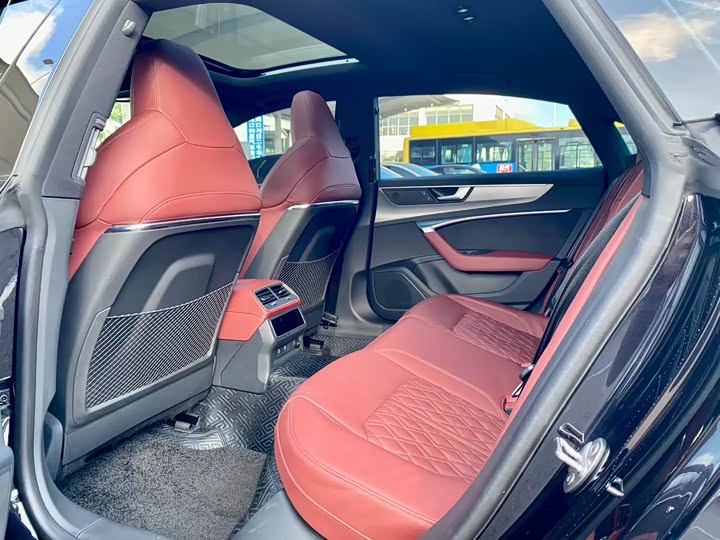 Фото 9 - Audi A7L