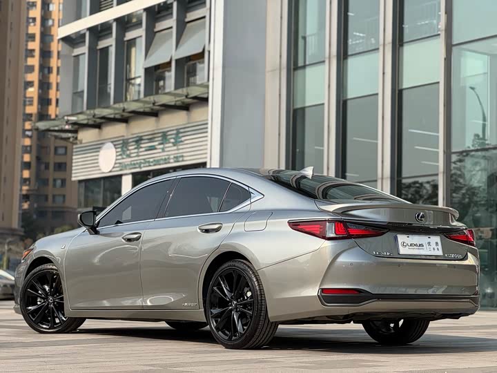 Фото 4 - Lexus ES