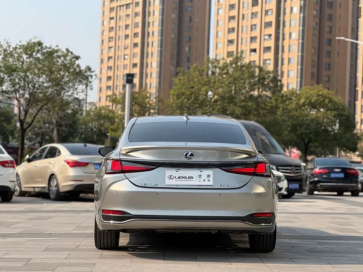 Фото 5 - Lexus ES