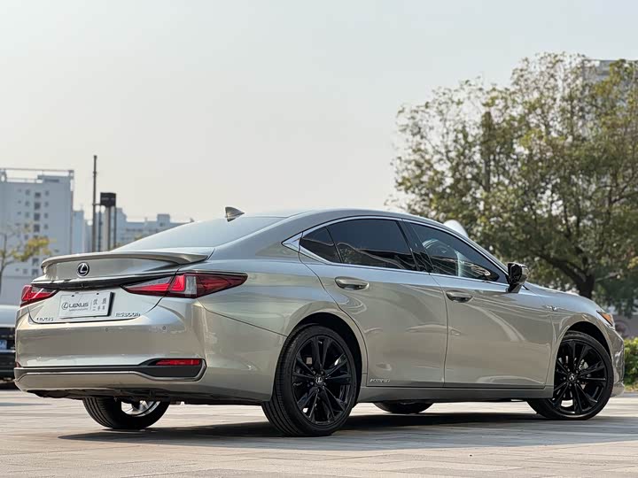 Фото 6 - Lexus ES