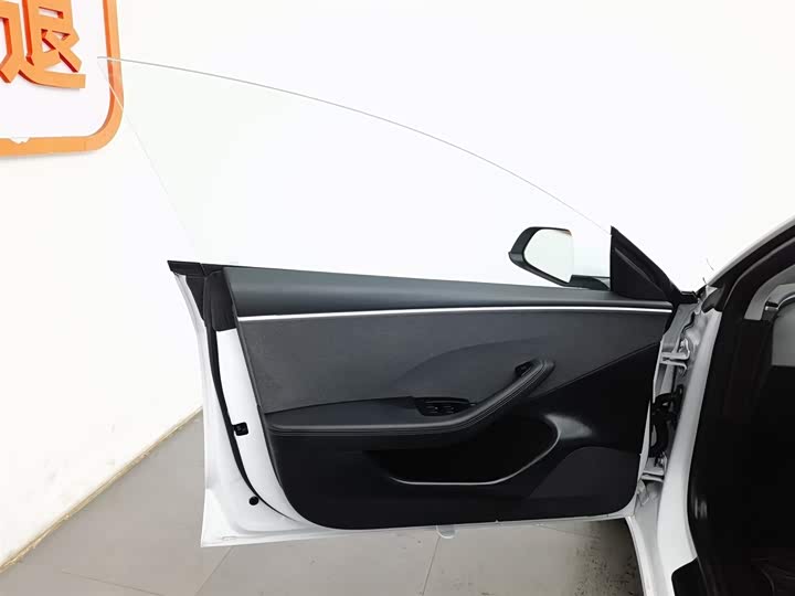 Фото 8 - Tesla Model 3