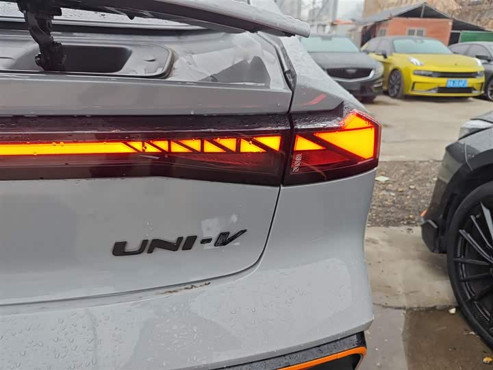 Фото 8 - Changan UNI-V