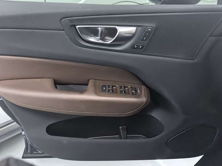 Фото 4 - Volvo XC60