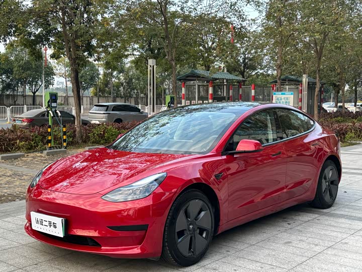 Фото 1 - Tesla Model 3