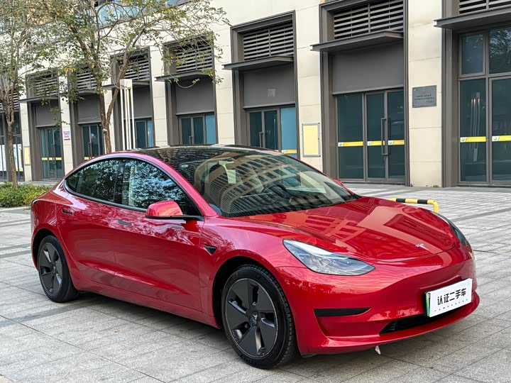 Фото 3 - Tesla Model 3