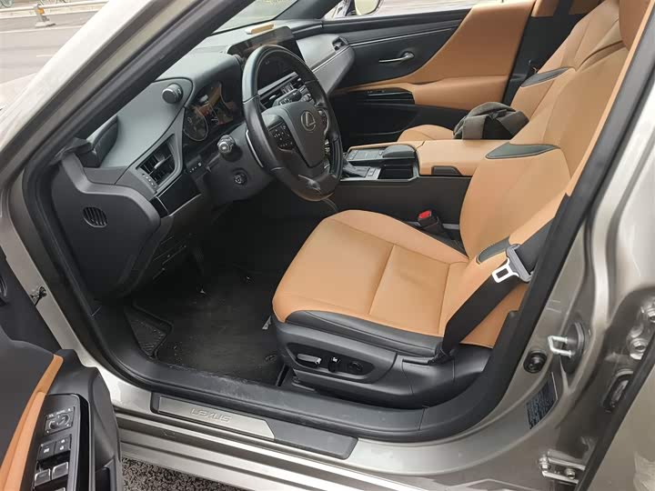 Фото 8 - Lexus ES