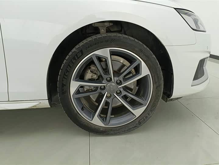 Фото 6 - Audi A4L