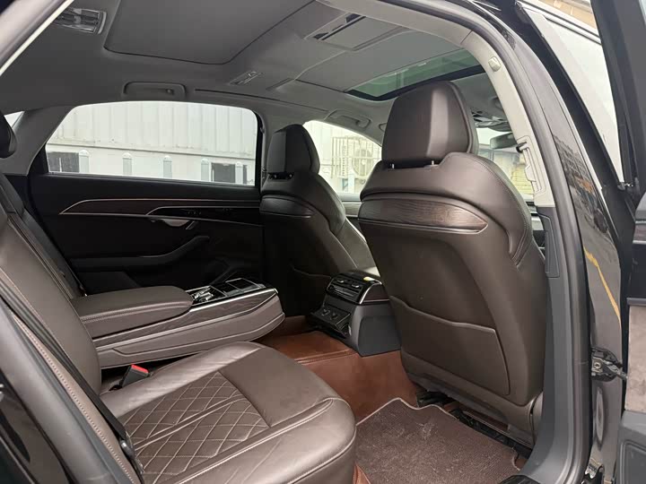 Фото 5 - Audi A8