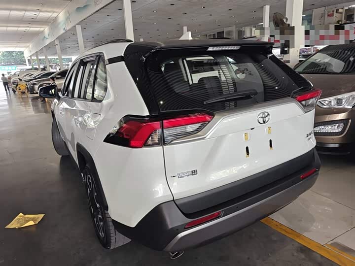 Фото 5 - Toyota RAV4