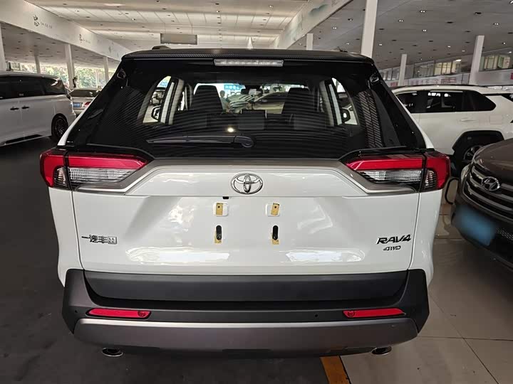 Фото 6 - Toyota RAV4