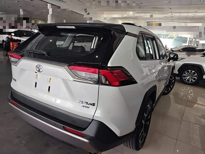 Фото 7 - Toyota RAV4