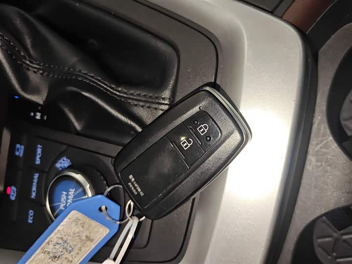 Фото 9 - Toyota RAV4