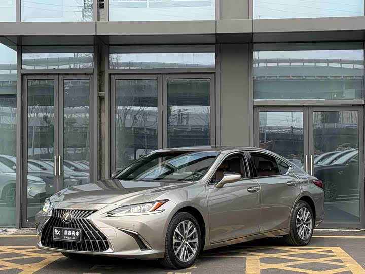 Фото 1 - Lexus ES