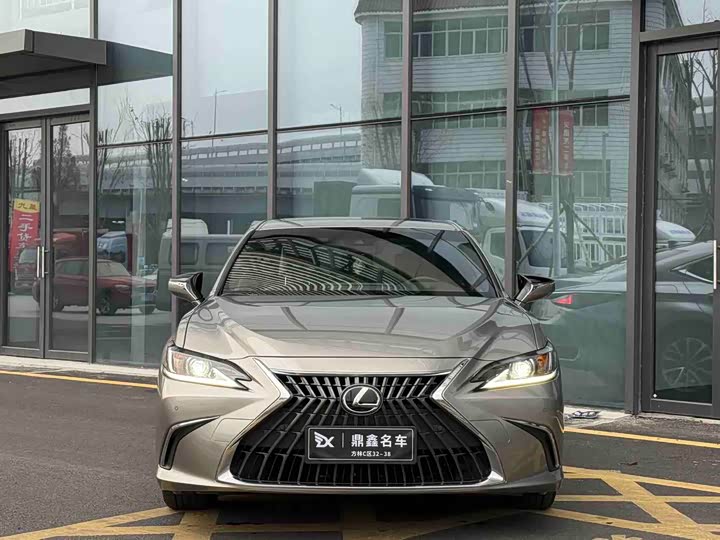 Фото 2 - Lexus ES