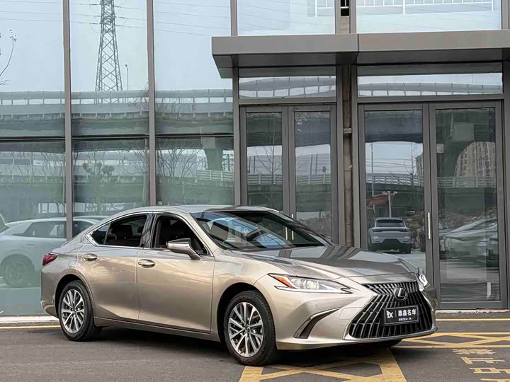 Фото 3 - Lexus ES