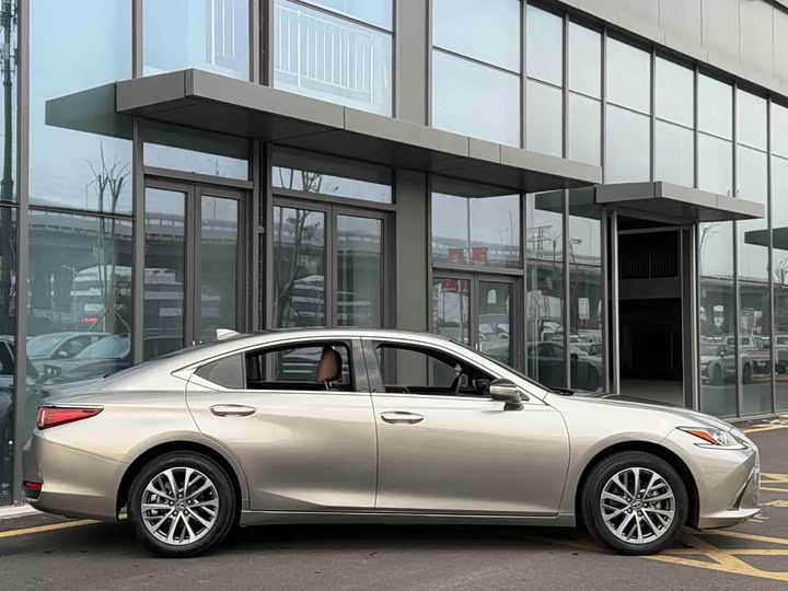 Фото 4 - Lexus ES