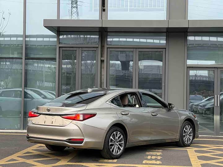 Фото 5 - Lexus ES