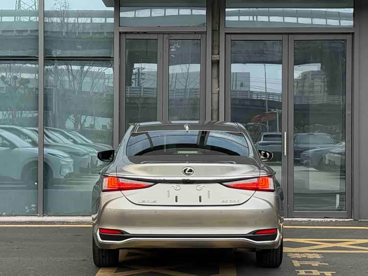 Фото 6 - Lexus ES