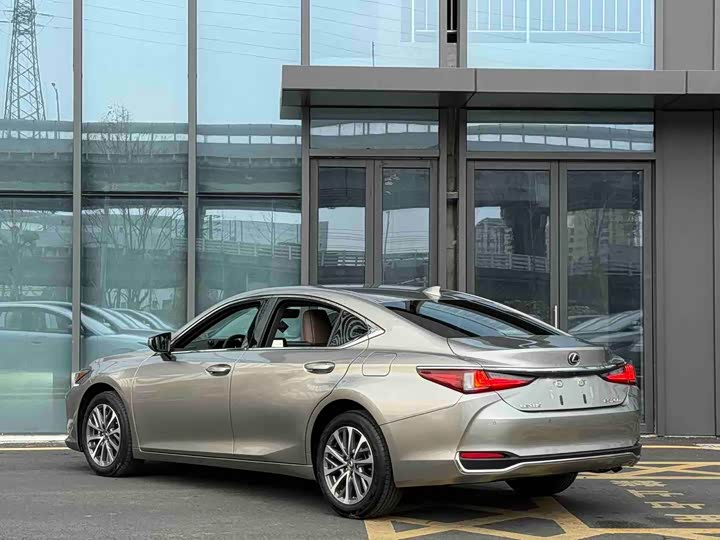 Фото 7 - Lexus ES