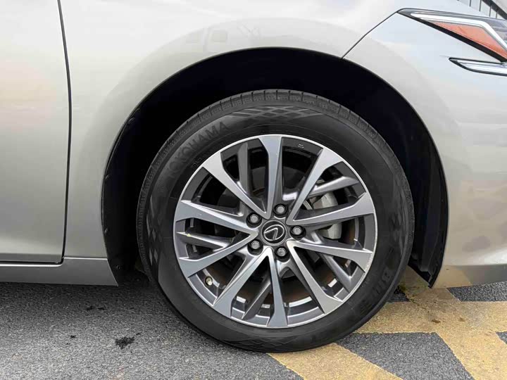 Фото 9 - Lexus ES