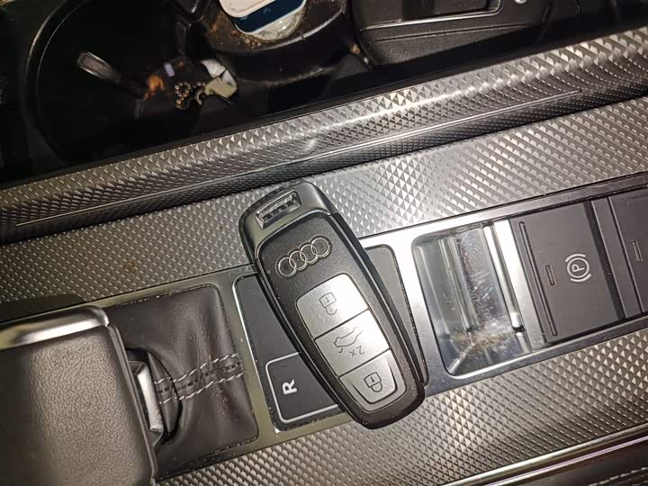 Фото 9 - Audi A6L