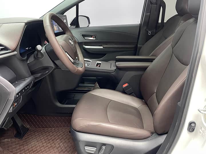 Фото 9 - Toyota Granvia