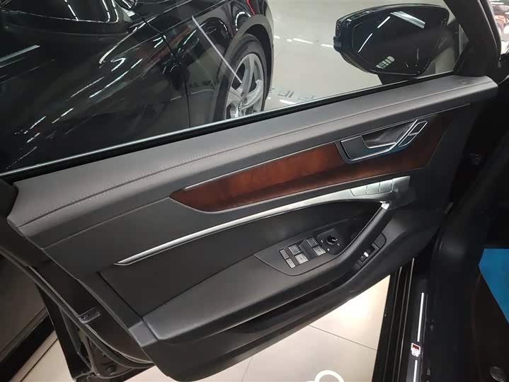 Фото 7 - Audi A6L