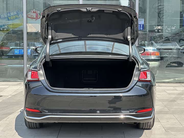 Фото 7 - Lexus ES