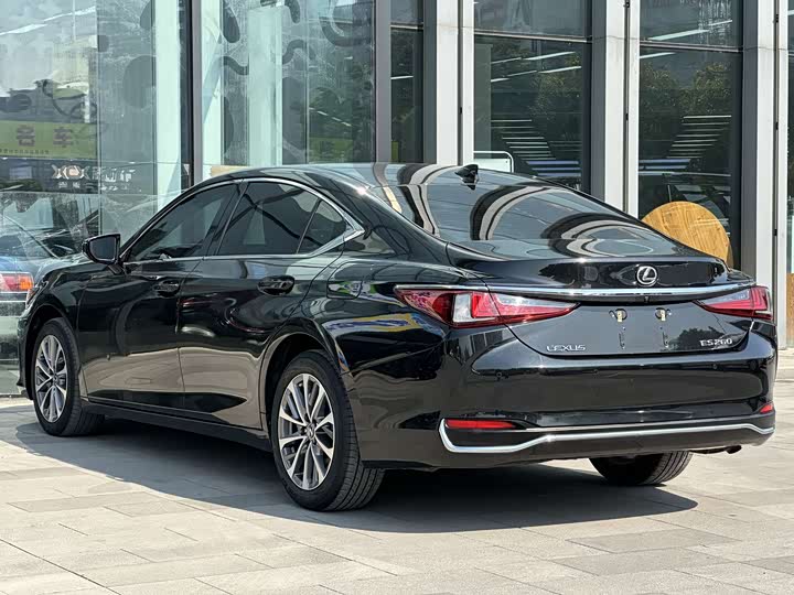 Фото 9 - Lexus ES