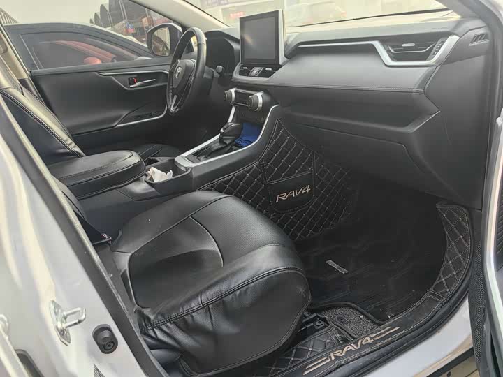 Фото 5 - Toyota RAV4